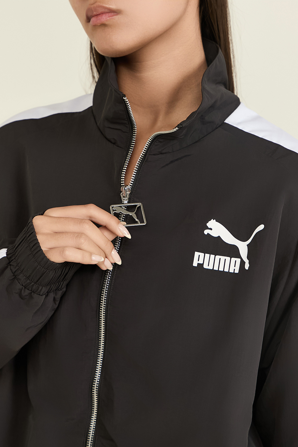 תמונת תקריב דוגמן של ז'קט אוברסייז PUMA