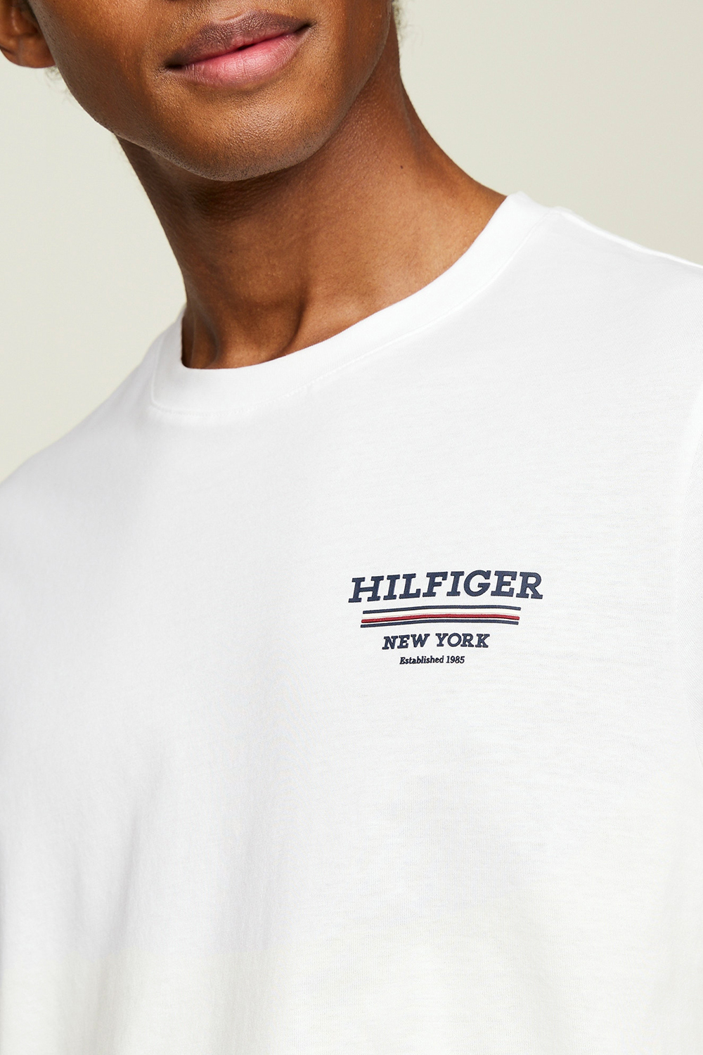תמונת תקריב דוגמן של חולצת טי TOMMY HILFIGER