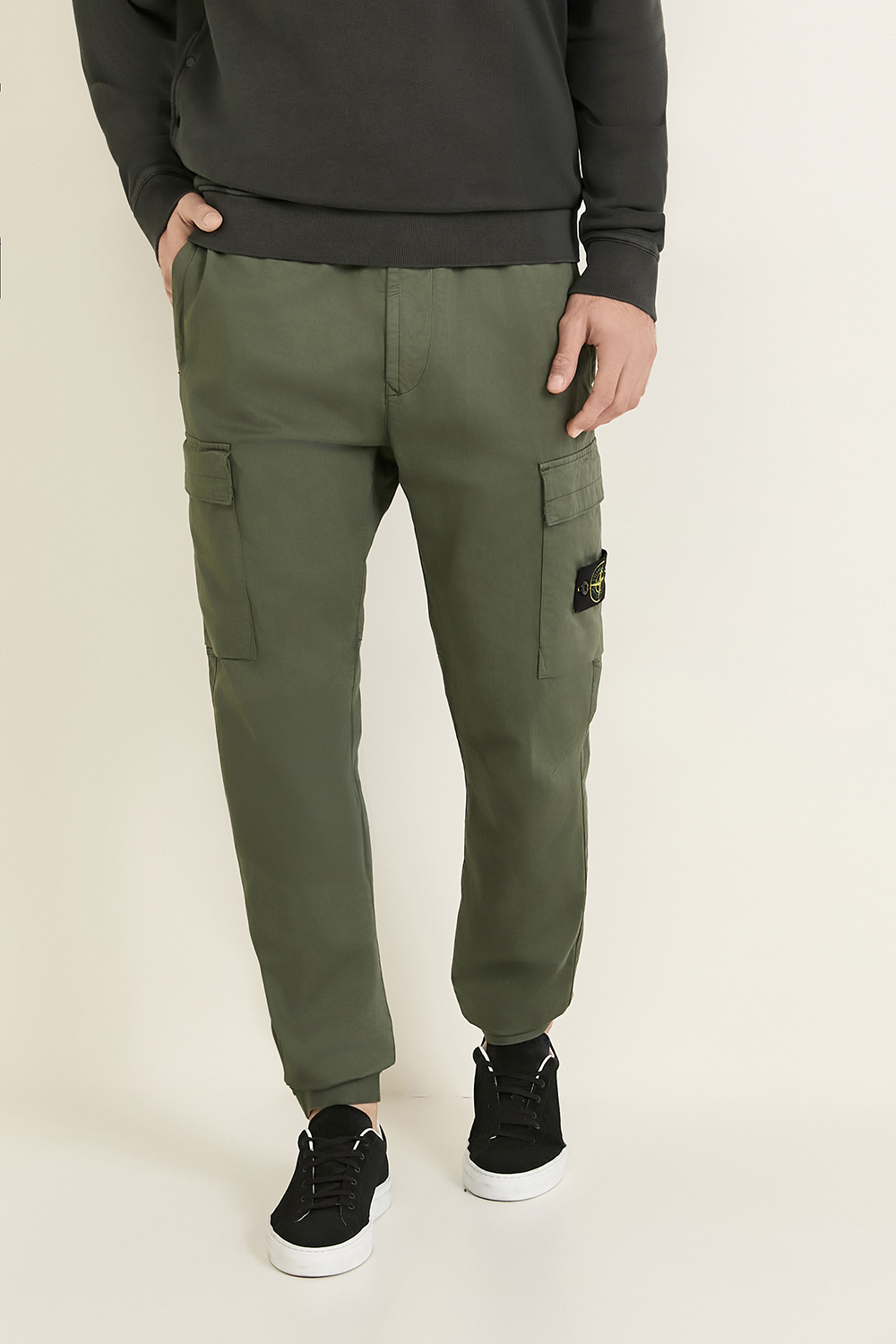 תמונת דוגמן קידמית של מכנסי קרגו STONE ISLAND