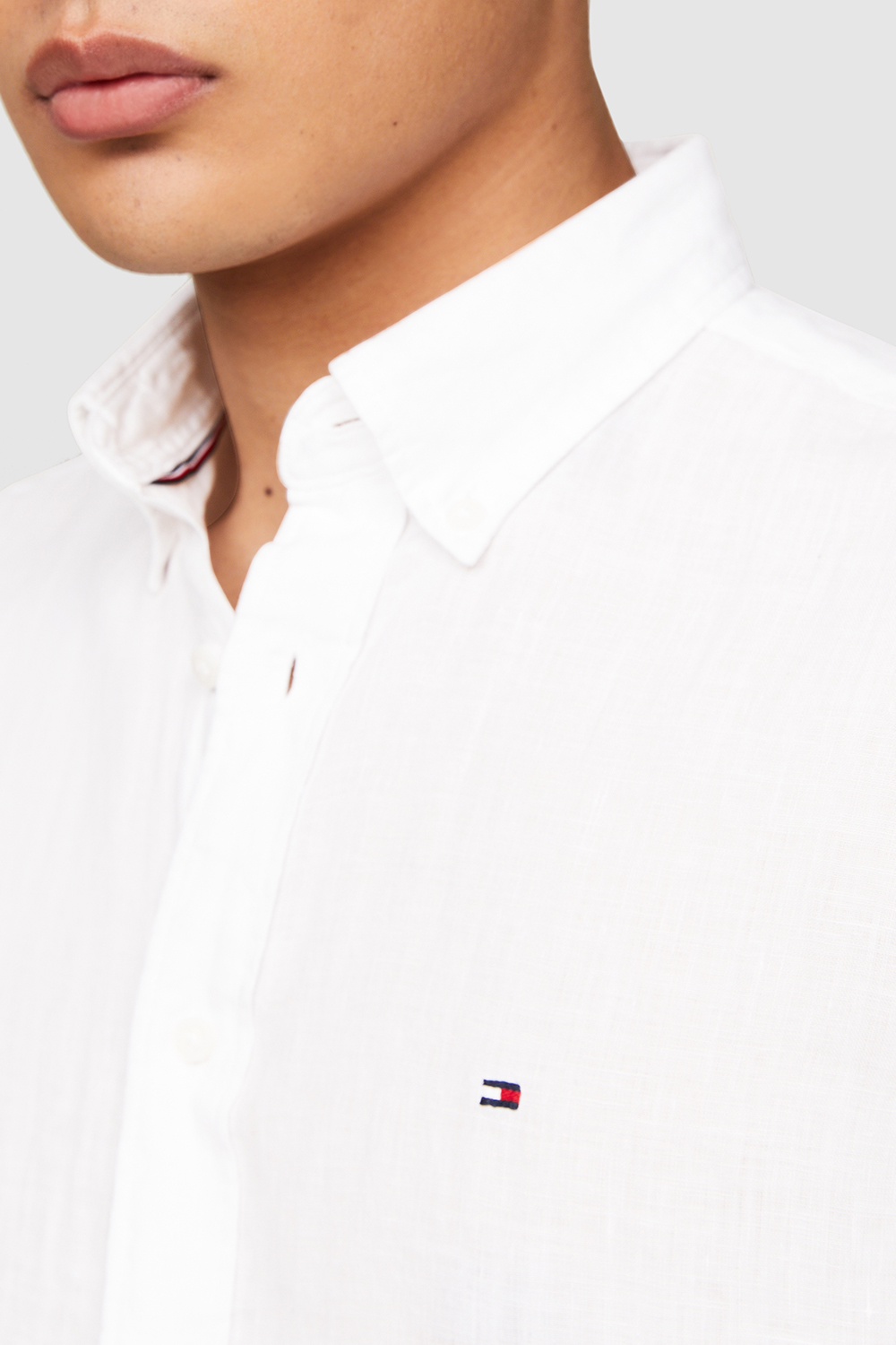 תמונת תקריב דוגמן של חולצה מכופתרת מפשתן TOMMY HILFIGER