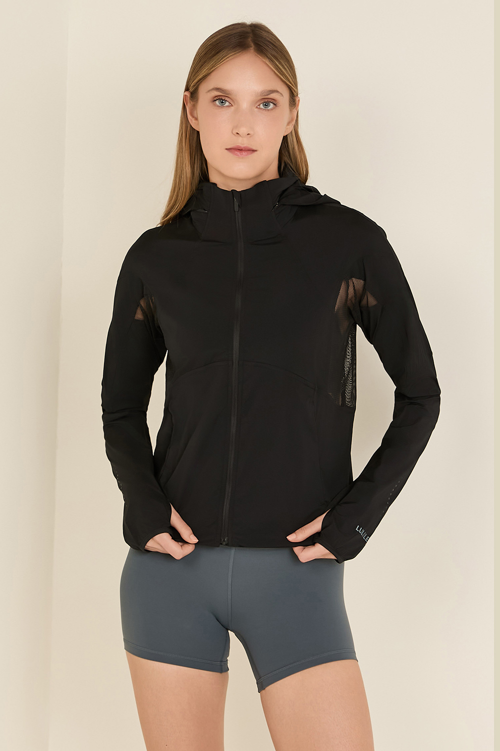 תמונת דוגמן קידמית של Classic-Fit Ventilated Running Jacket