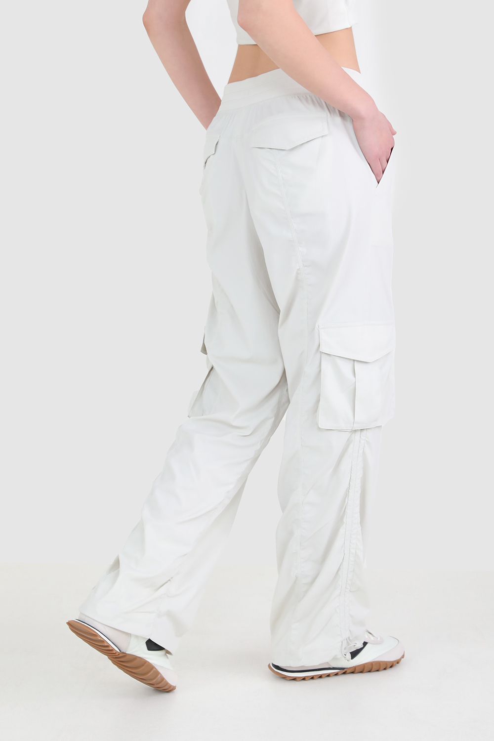 תמונת דוגמן אחורית של Dance Studio Relaxed-Fit Mid-Rise Cargo Jogger LULULEMON