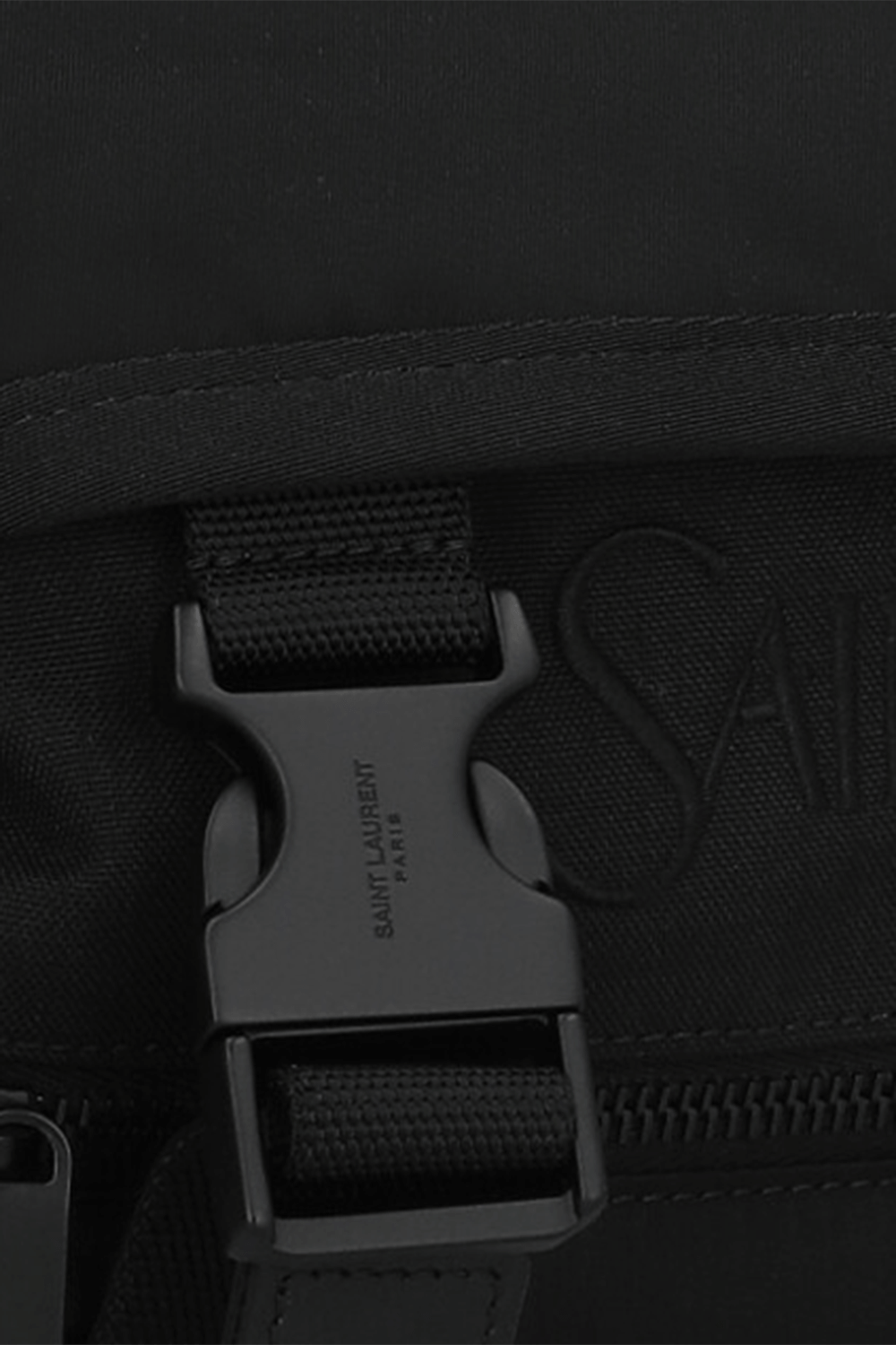 תמונת תקריב של תיק פאוץ' SAINT LAURENT