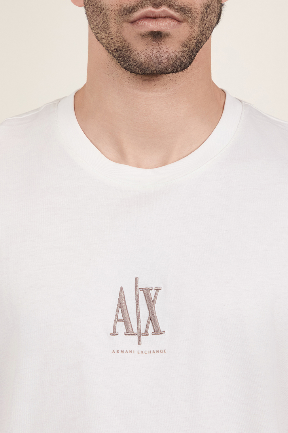 תמונת תקריב דוגמן של חולצת טי ARMANI EXCHANGE