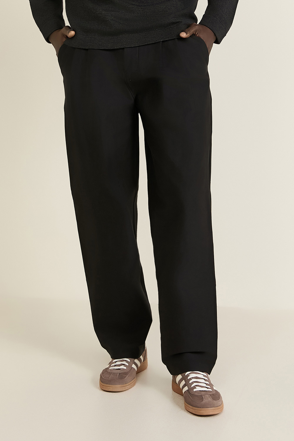 תמונת דוגמן קידמית של Utilitech™ Twill Relaxed Pleated Trouser LULULEMON
