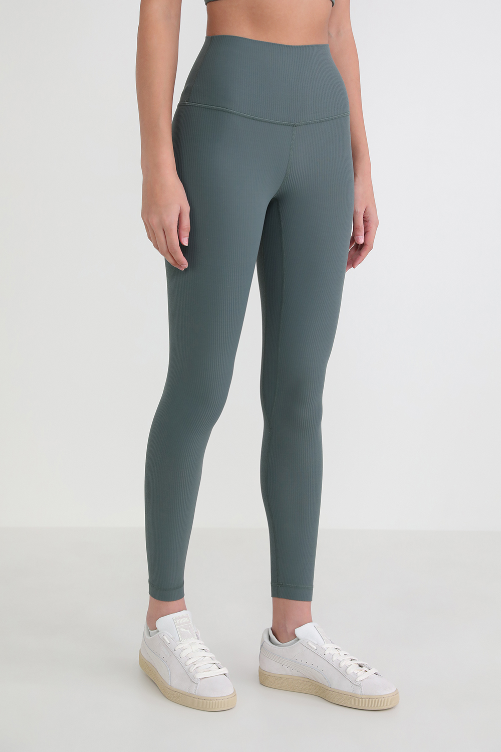 תמונת דוגמן קידמית של Align™ Ribbed High-Rise 25