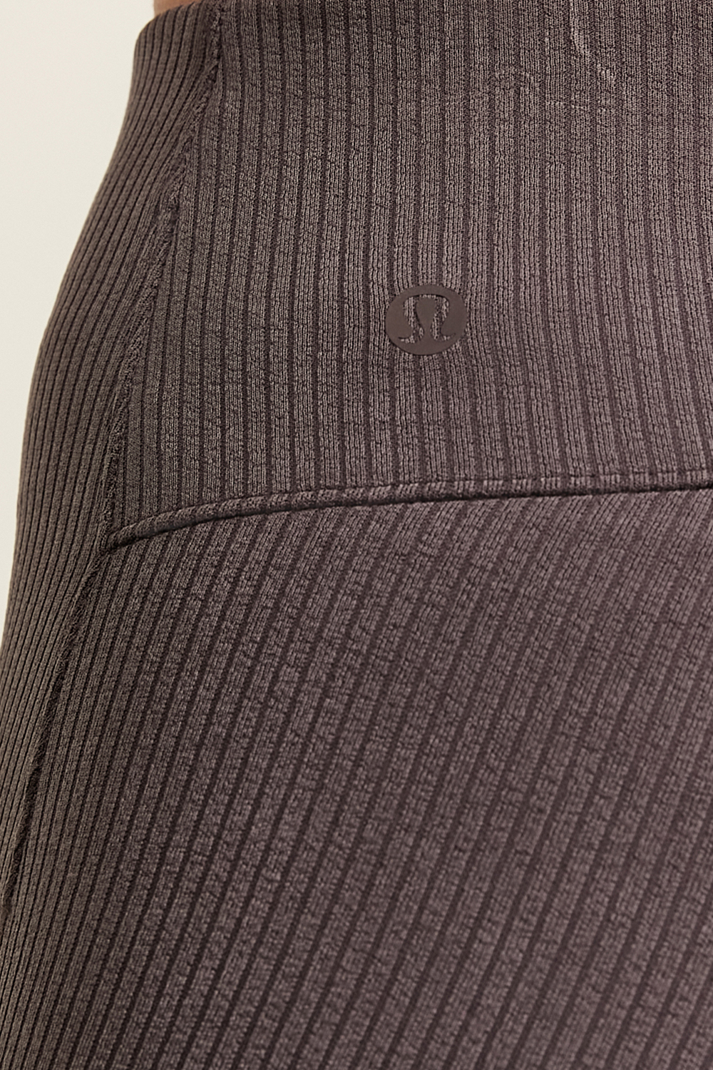 תמונת תקריב דוגמן של Ribbed Softstreme™ Flared Pant Regular LULULEMON