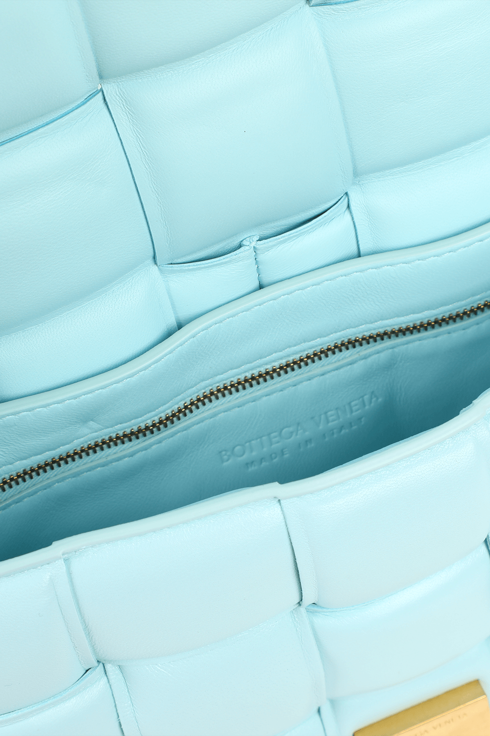 תמונת פנים של תיק קסטה פאפר עם אבזם משולש BOTTEGA VENETA