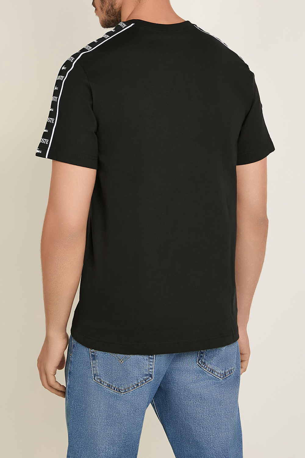 תמונת דוגמן אחורית של חולצת טי LACOSTE