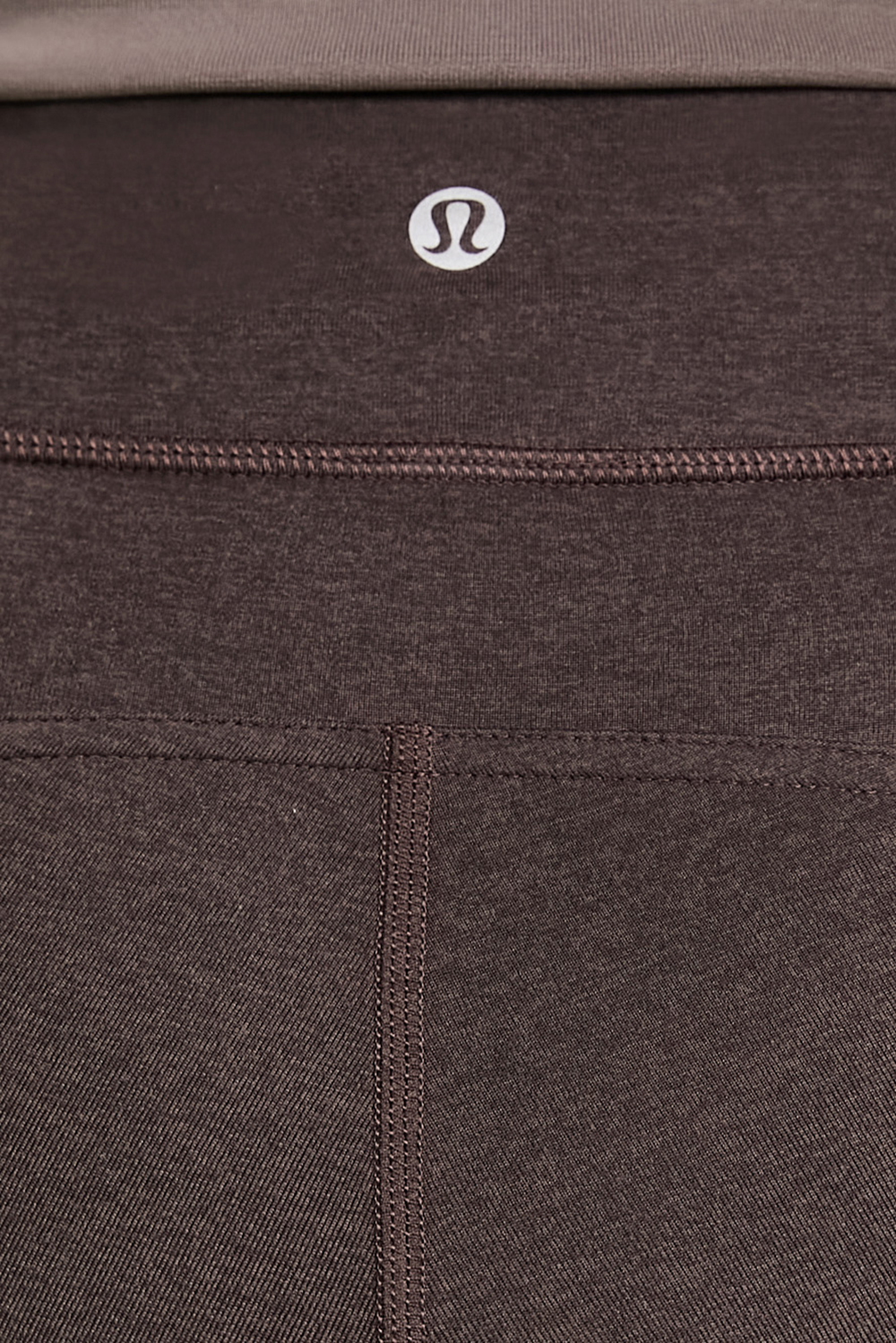 תמונת תקריב דוגמן של Soft Sueded Split-Hem High Rise Mini Flare Regular LULULEMON