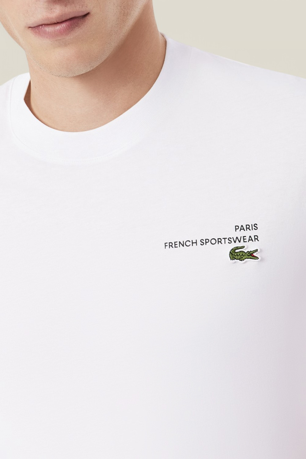 תמונת תקריב דוגמן של חולצת טי LACOSTE