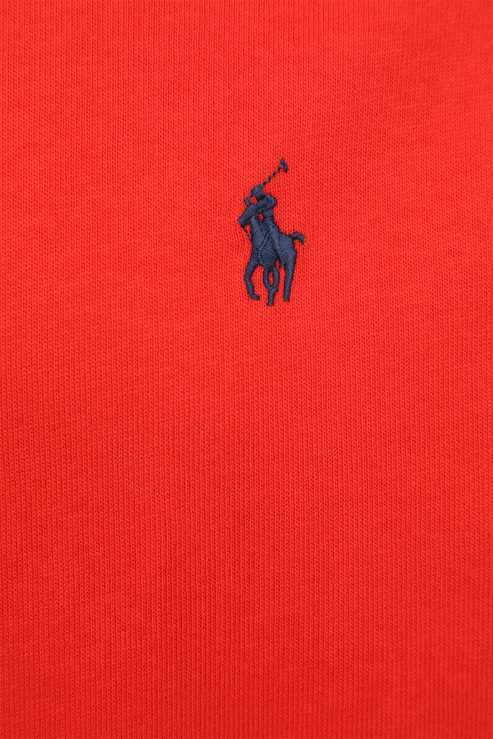 תמונה אחורית של חולצת טי אדומה עם לוגו POLO RALPH LAUREN