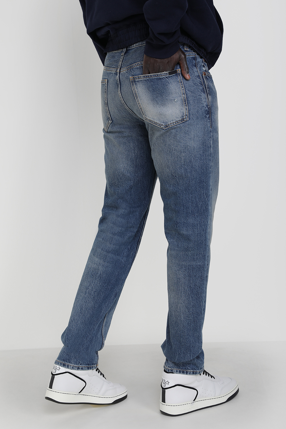 תמונת דוגמן אחורית של מכנסי ג'ינס SAINT LAURENT