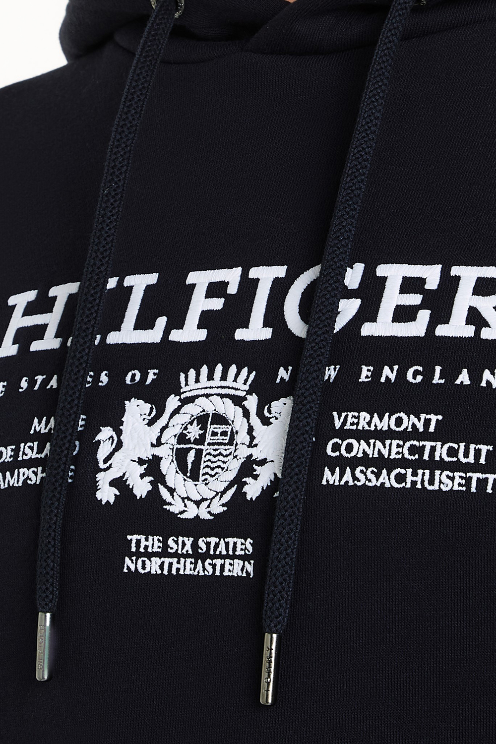תמונת תקריב דוגמן של סווטשירט קפוצ'ון TOMMY HILFIGER