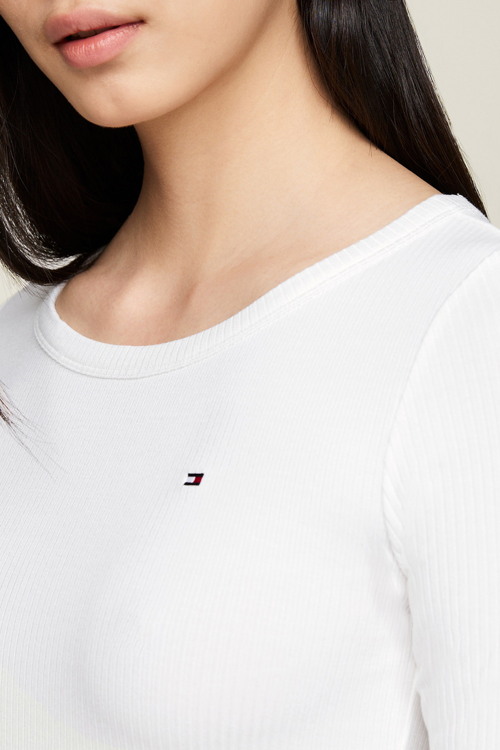 תמונת תקריב דוגמן של חולצת ריב סלים פיט TOMMY HILFIGER