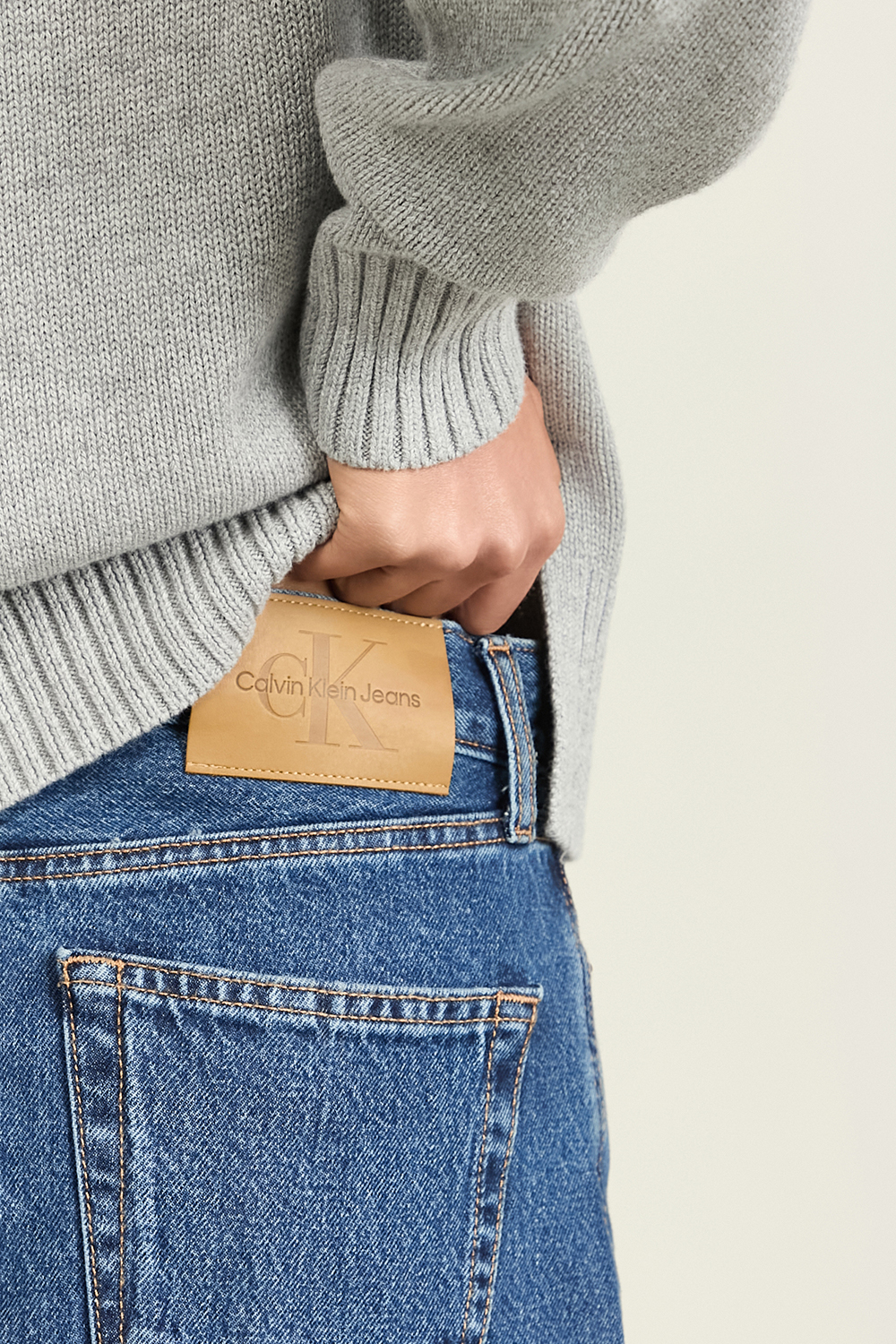 תמונת תקריב דוגמן של חצאית ג'ינס CALVIN KLEIN
