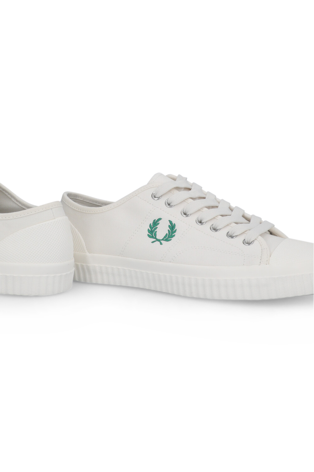 תמונת תקריב של נעלי סניקרס FRED PERRY