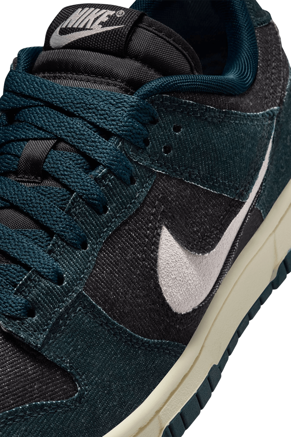 תמונת תקריב של נעלי סניקרס דאנק NIKE