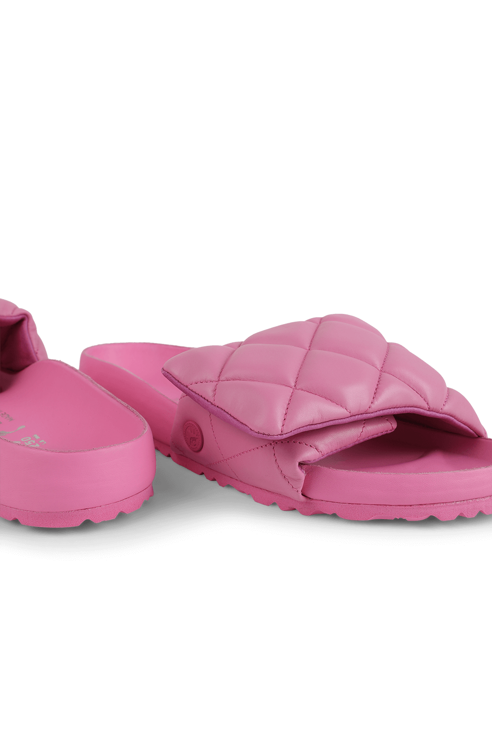 תמונת תקריב של סנדלי סליידס עם תיפורי קווילט BIRKENSTOCK