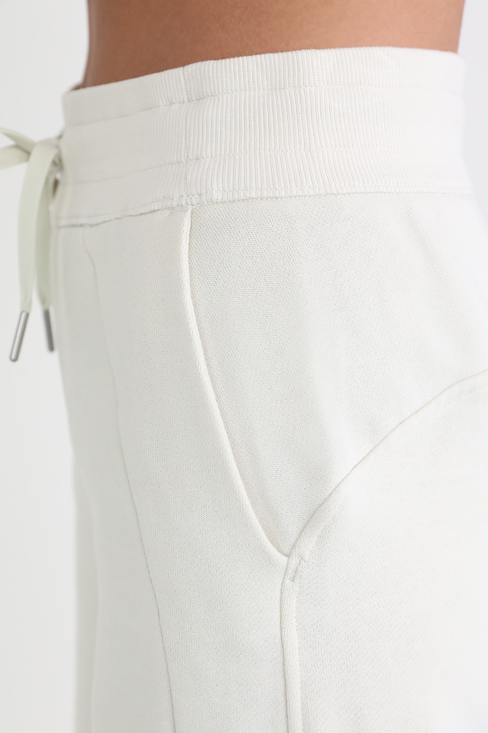 תמונת תקריב דוגמן של Scuba Mid-Rise Wide-Leg Pant LULULEMON