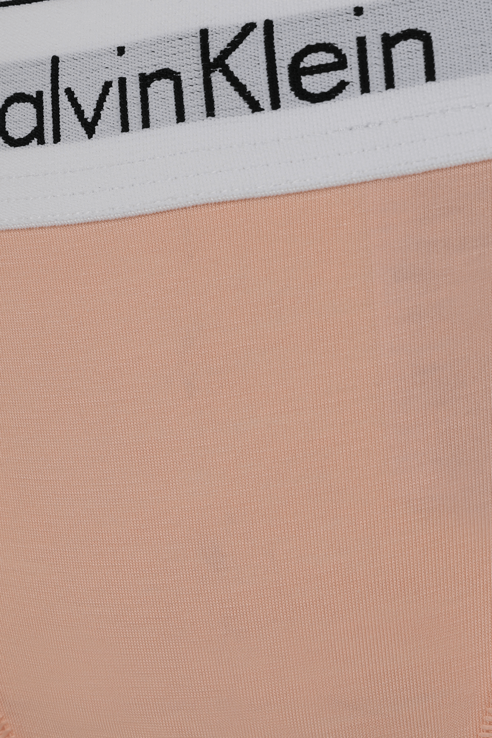 תמונת תקריב של תחתוני חוטיני עם לוגוטייפ CALVIN KLEIN
