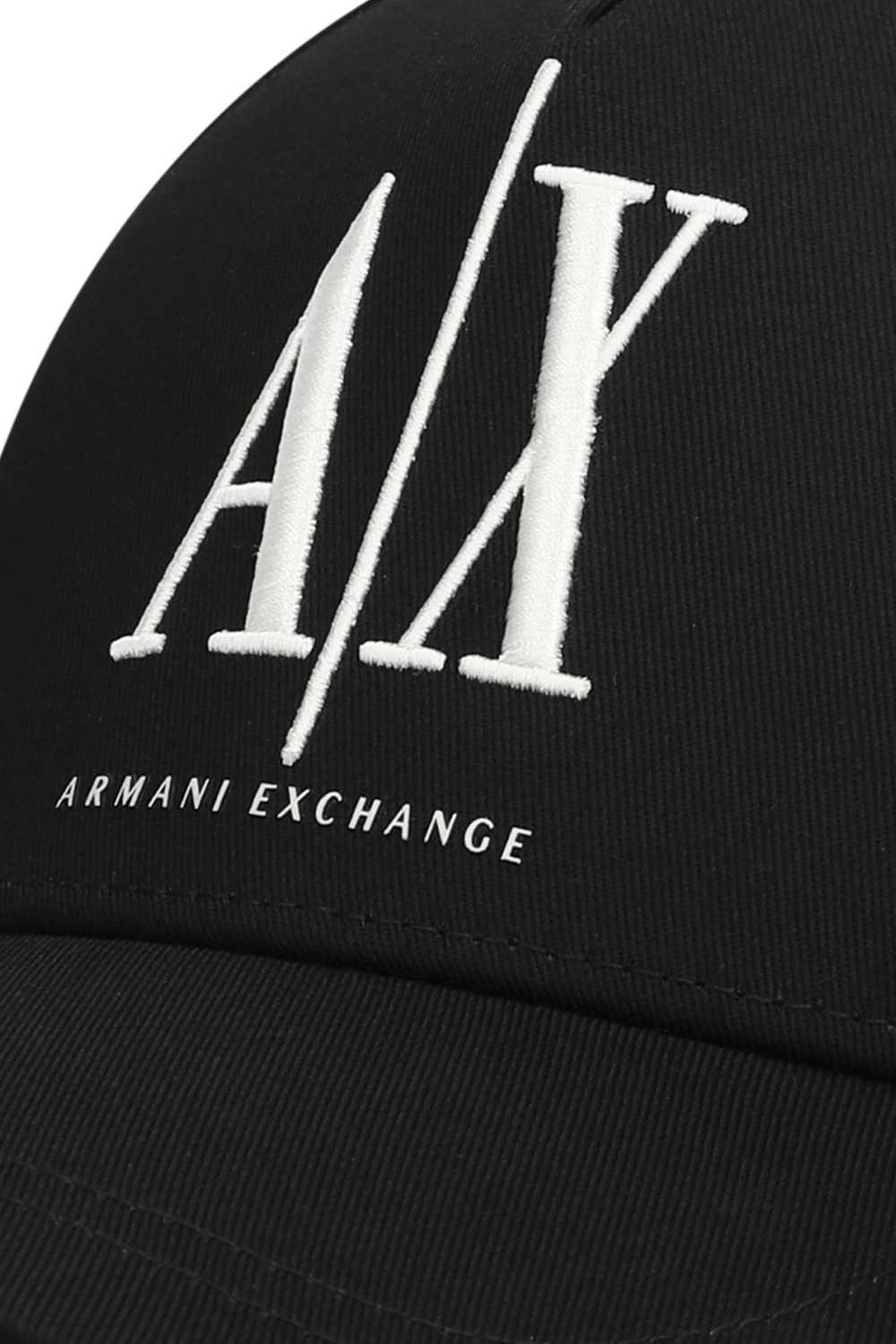 תמונת תקריב של כובע מצחייה ARMANI EXCHANGE
