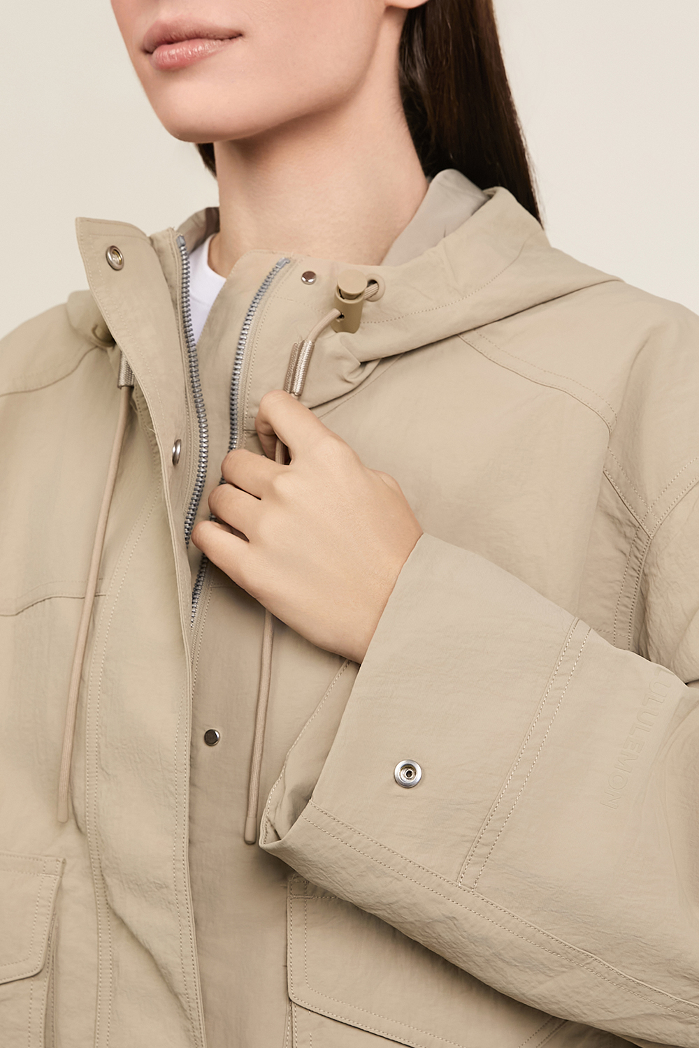 תמונת תקריב דוגמן של Hooded Utility Jacket LULULEMON