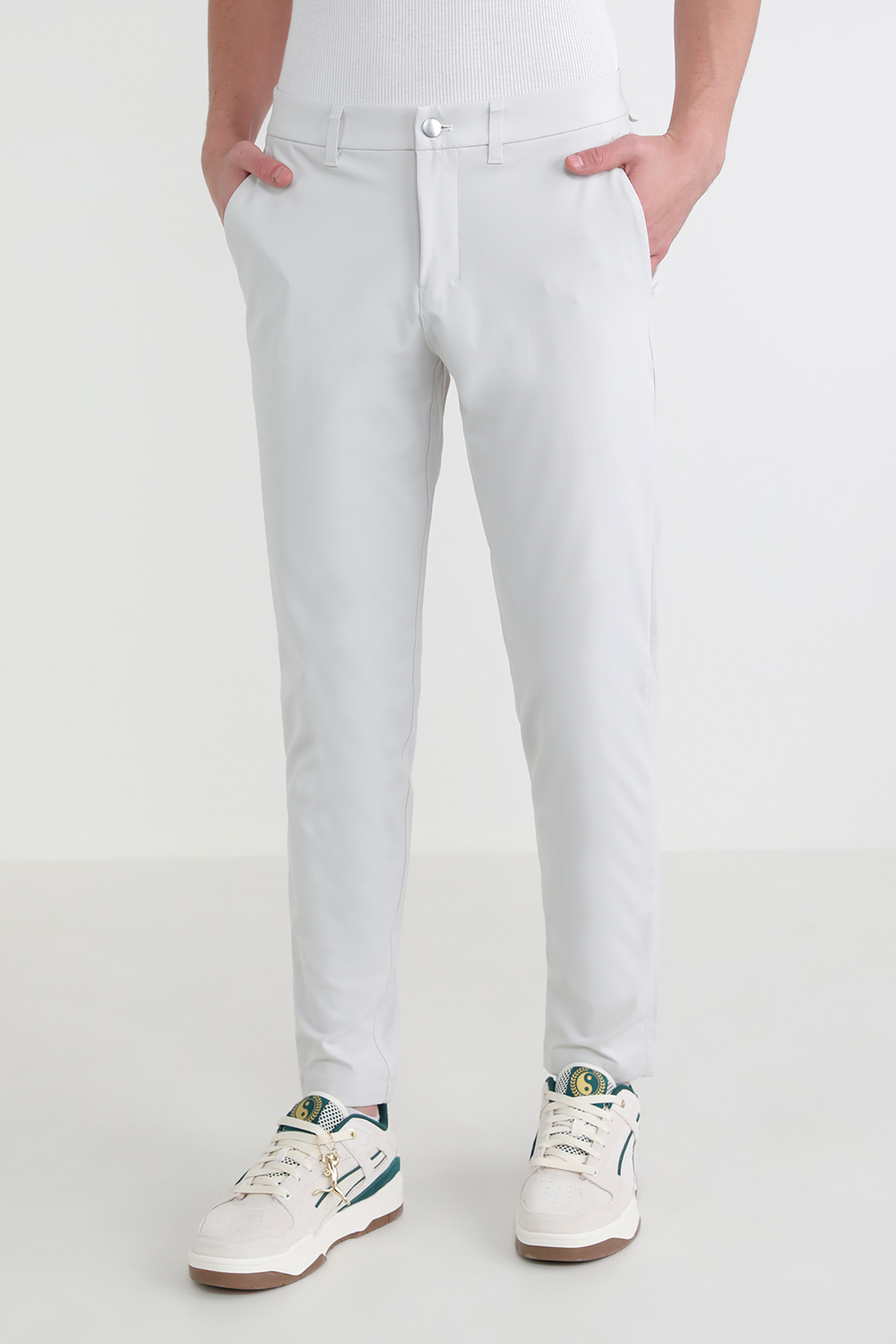 תמונת דוגמן קידמית של ABC Slim-Fit Pant 32