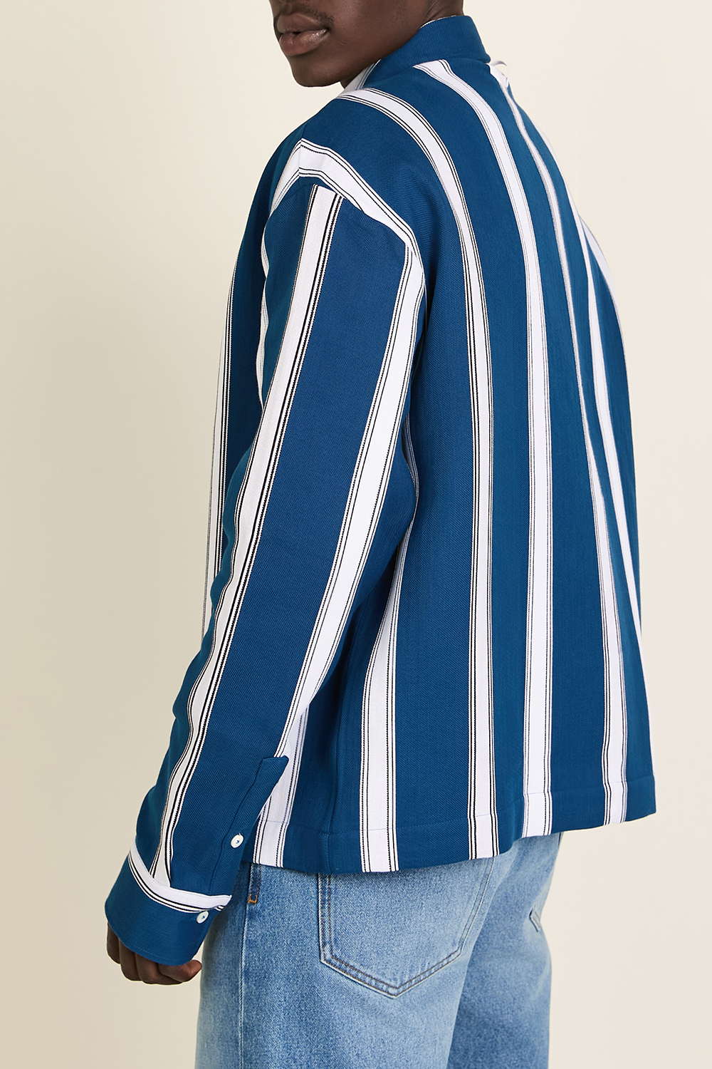 תמונת תקריב דוגמן של חולצת ז'קט JACQUEMUS