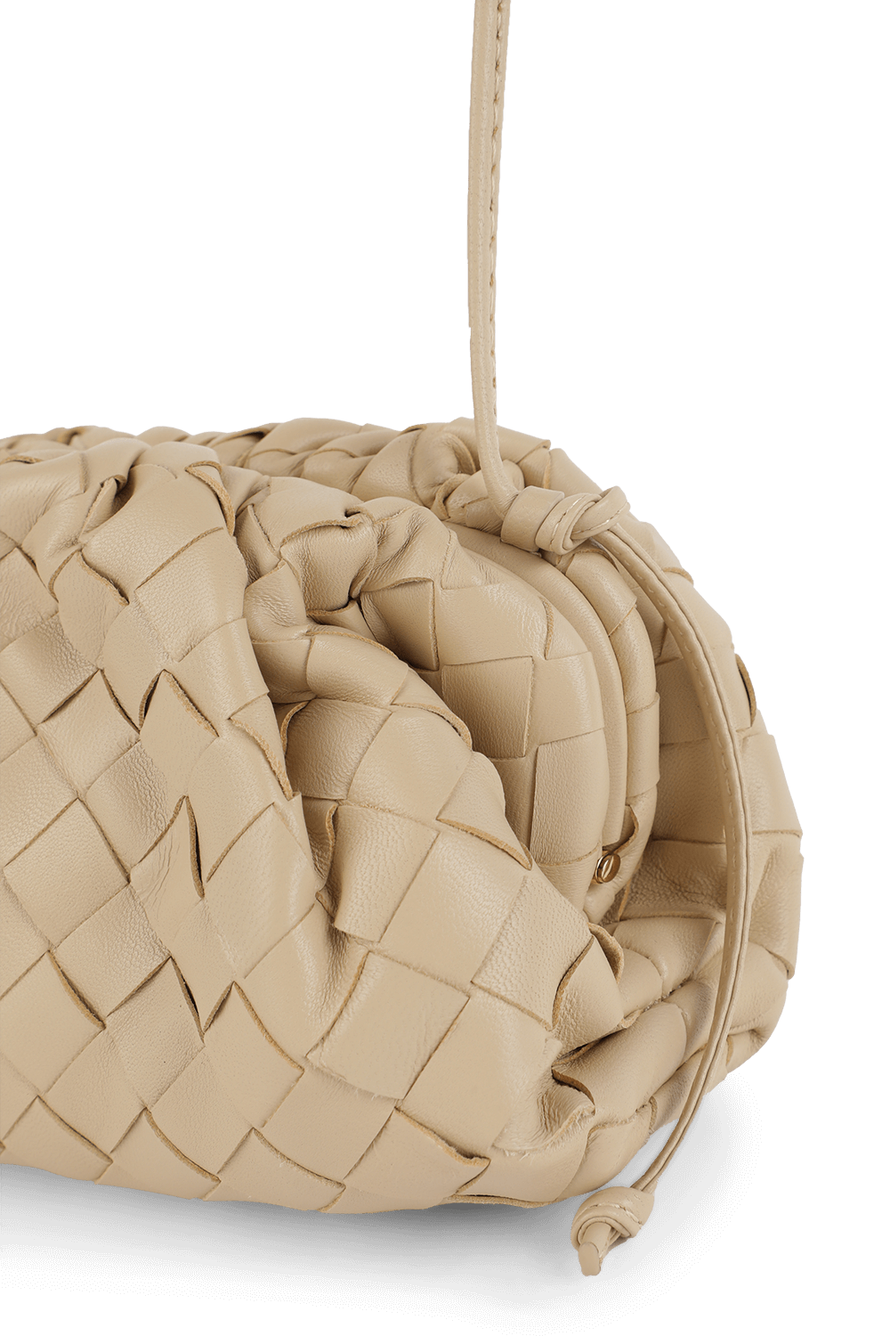 תמונת תקריב של תיק פאוץ' מיני BOTTEGA VENETA