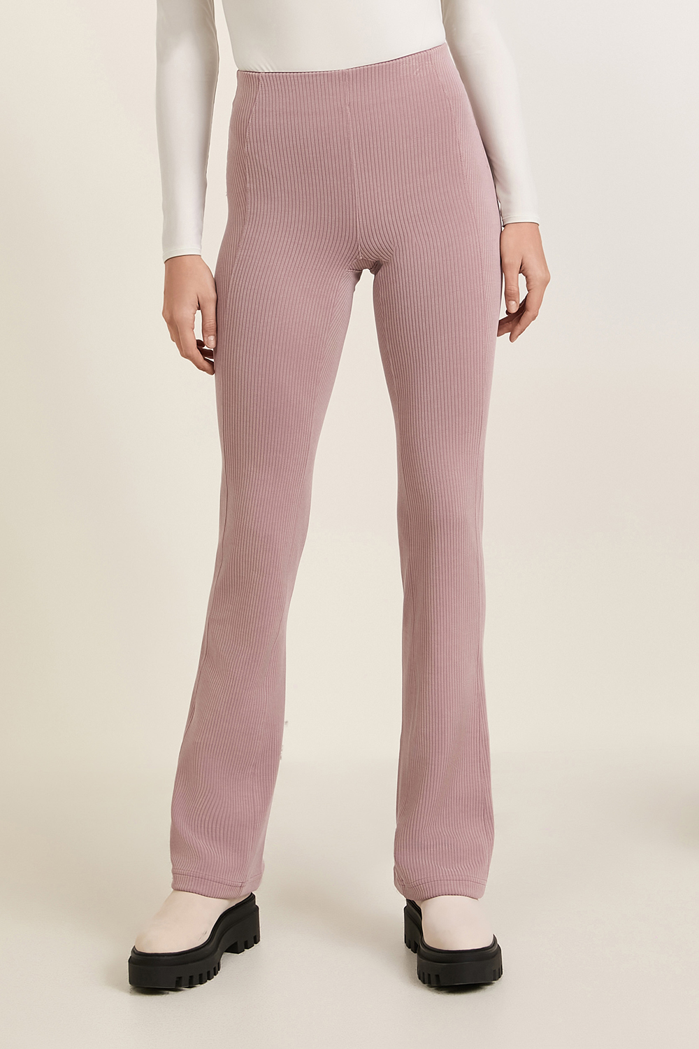 תמונת דוגמן קידמית של Ribbed Softstreme™ Flared Pant Regular LULULEMON