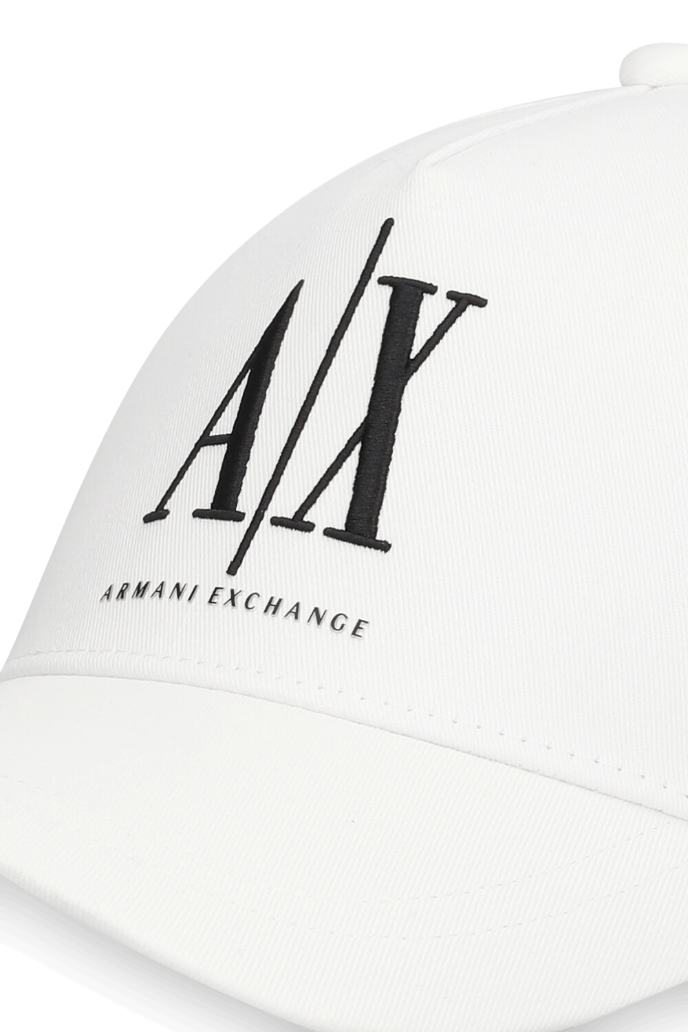 תמונת תקריב של כובע מצחייה ARMANI EXCHANGE