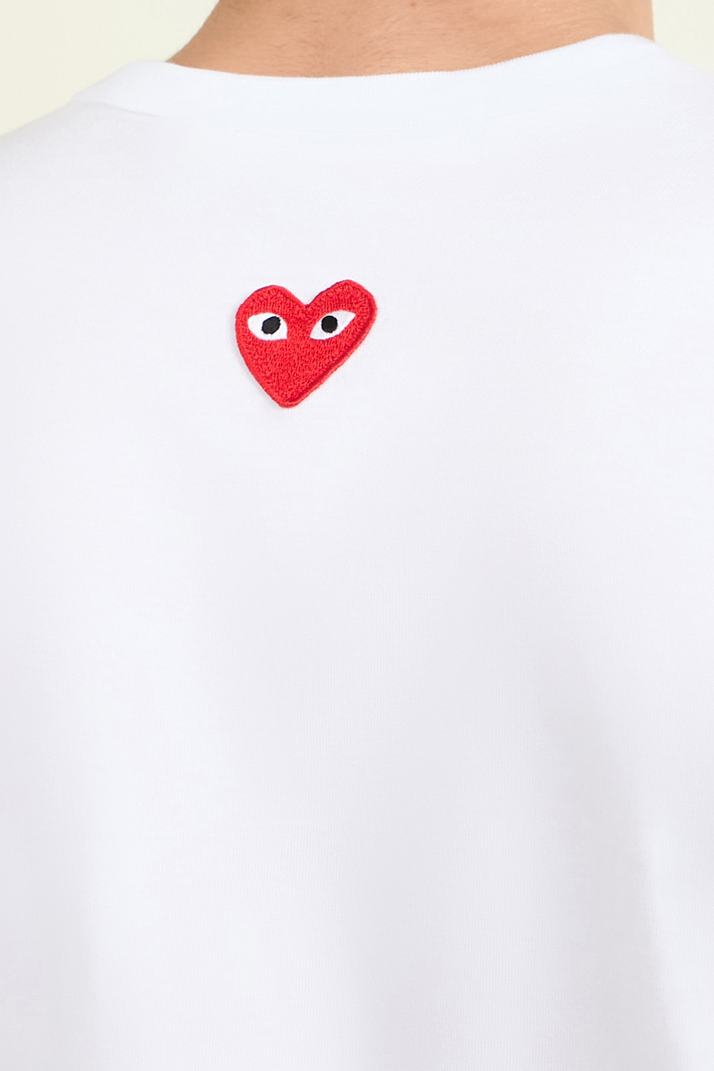 תמונת תקריב דוגמן של חולצת טי COMME des GARCONS