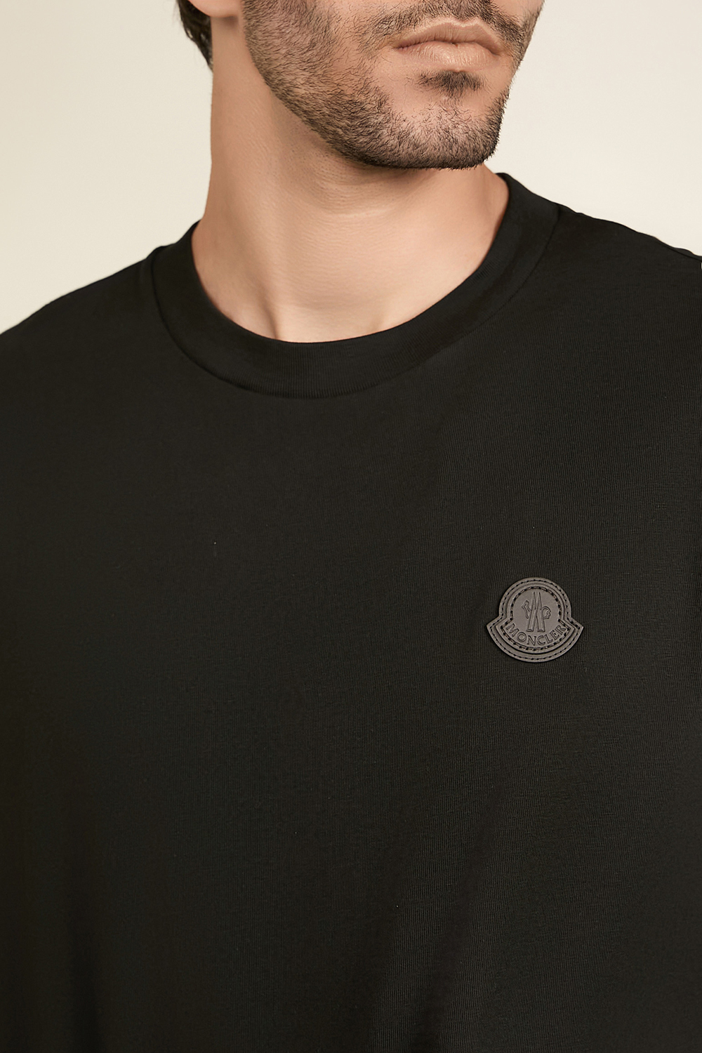 תמונת תקריב דוגמן של חולצת טי MONCLER