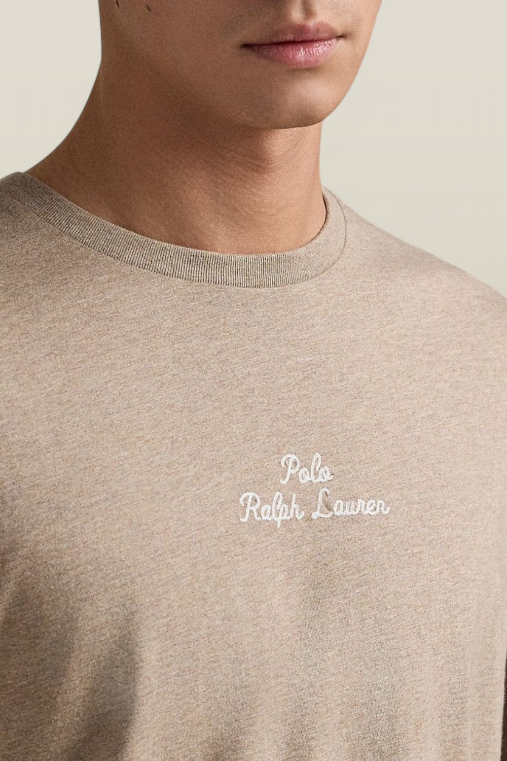 תמונת תקריב דוגמן של חולצת טי POLO RALPH LAUREN