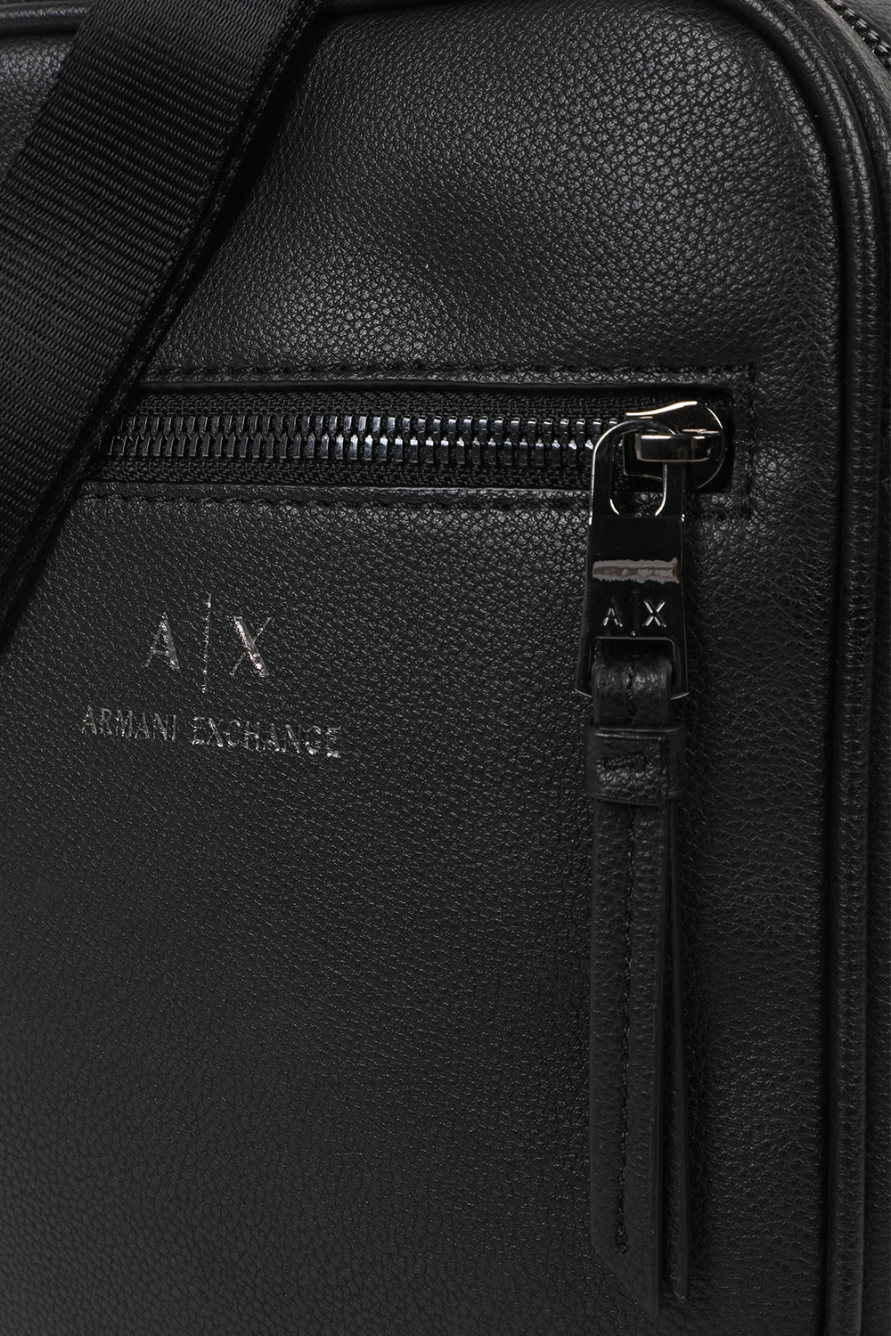 תמונת תקריב של תיק קרוס שחור בגודל קטן ARMANI EXCHANGE
