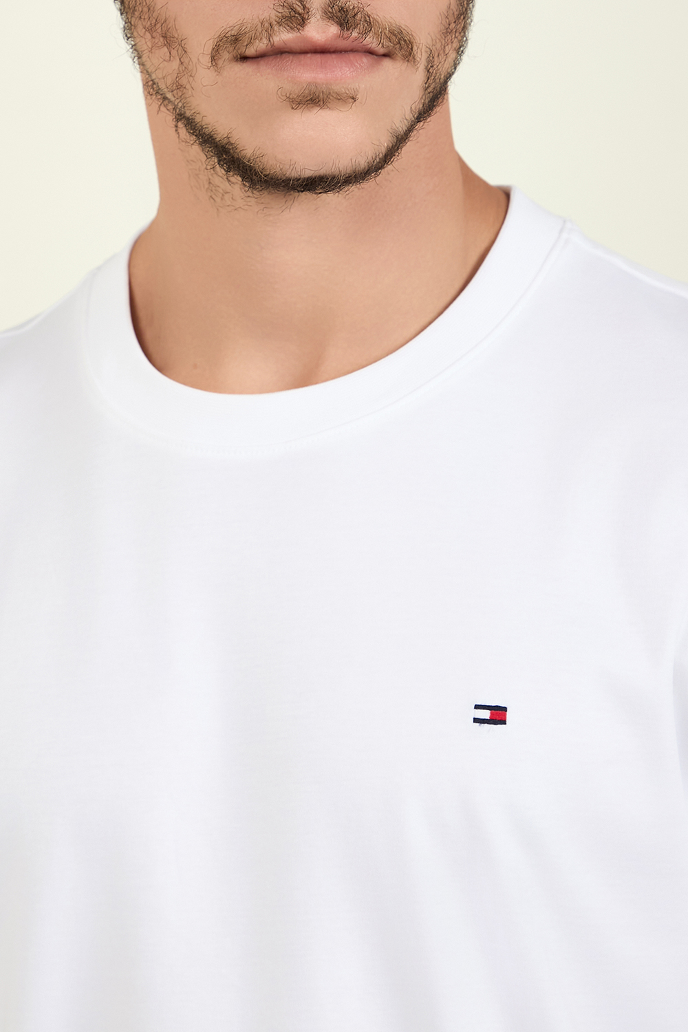 תמונת תקריב דוגמן של חולצת טי TOMMY HILFIGER