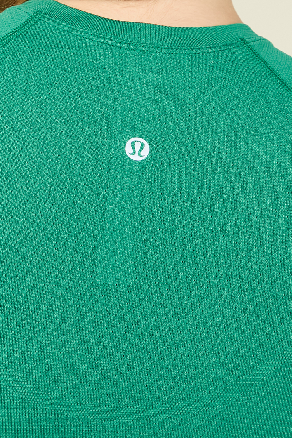 תמונת תקריב דוגמן של Swiftly Tech Cropped Short-Sleeve Shirt 2.0 LULULEMON