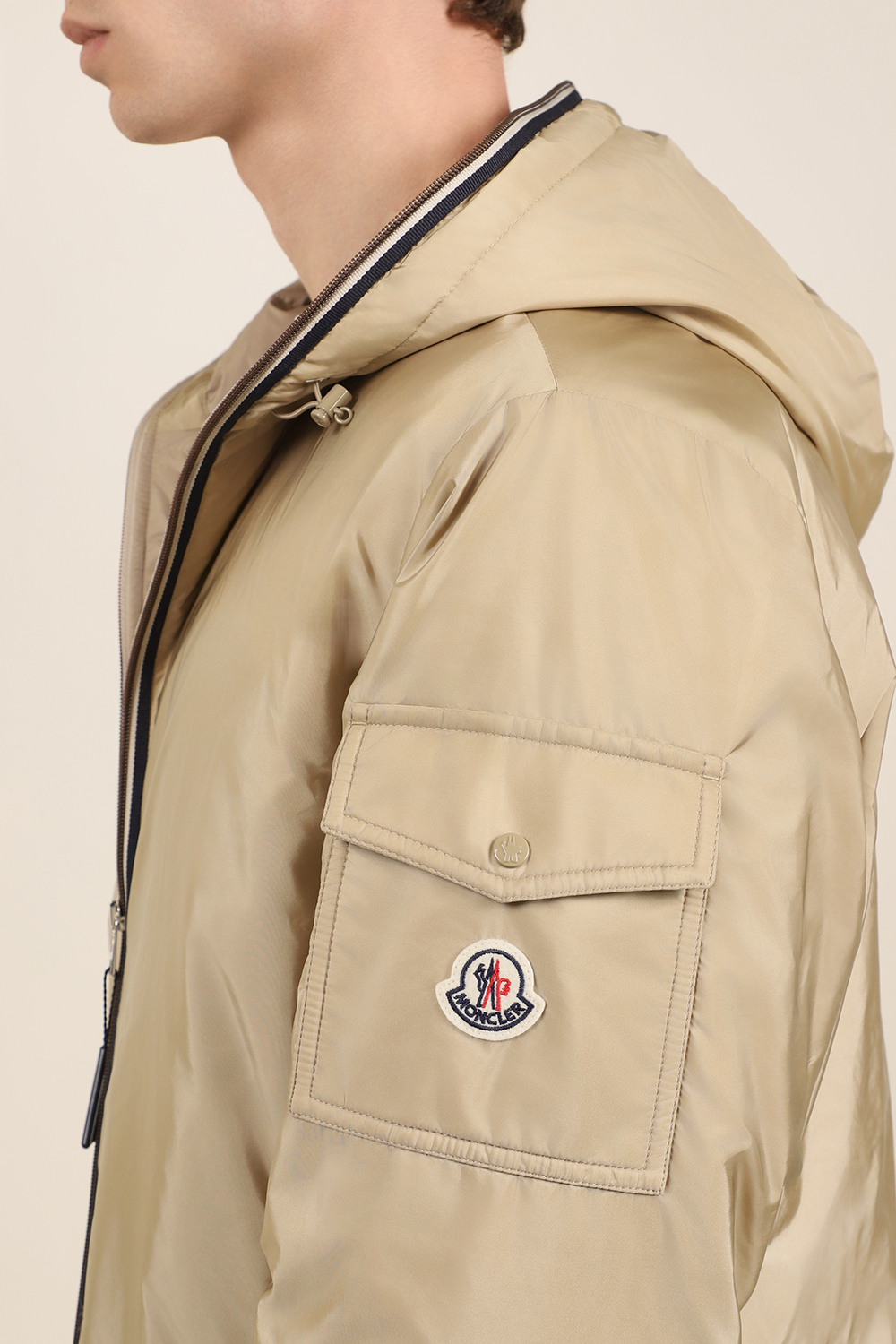 תמונת תקריב דוגמן של מעיל פוך קל MONCLER