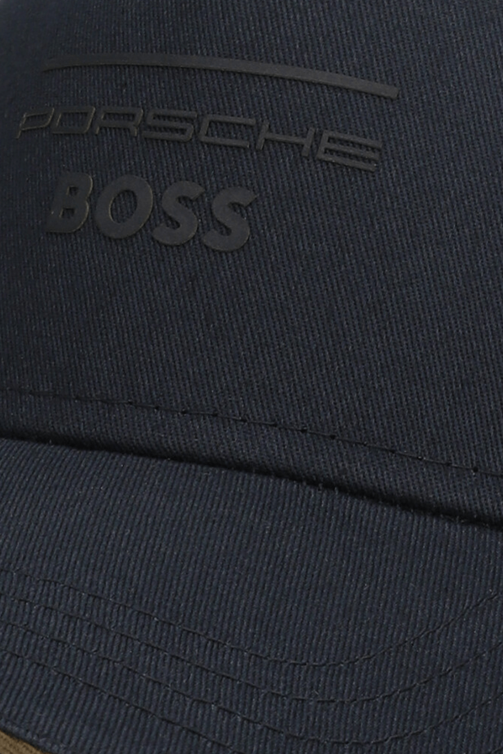 תמונת תקריב של בוס כובע מצחייה X פורשה BOSS