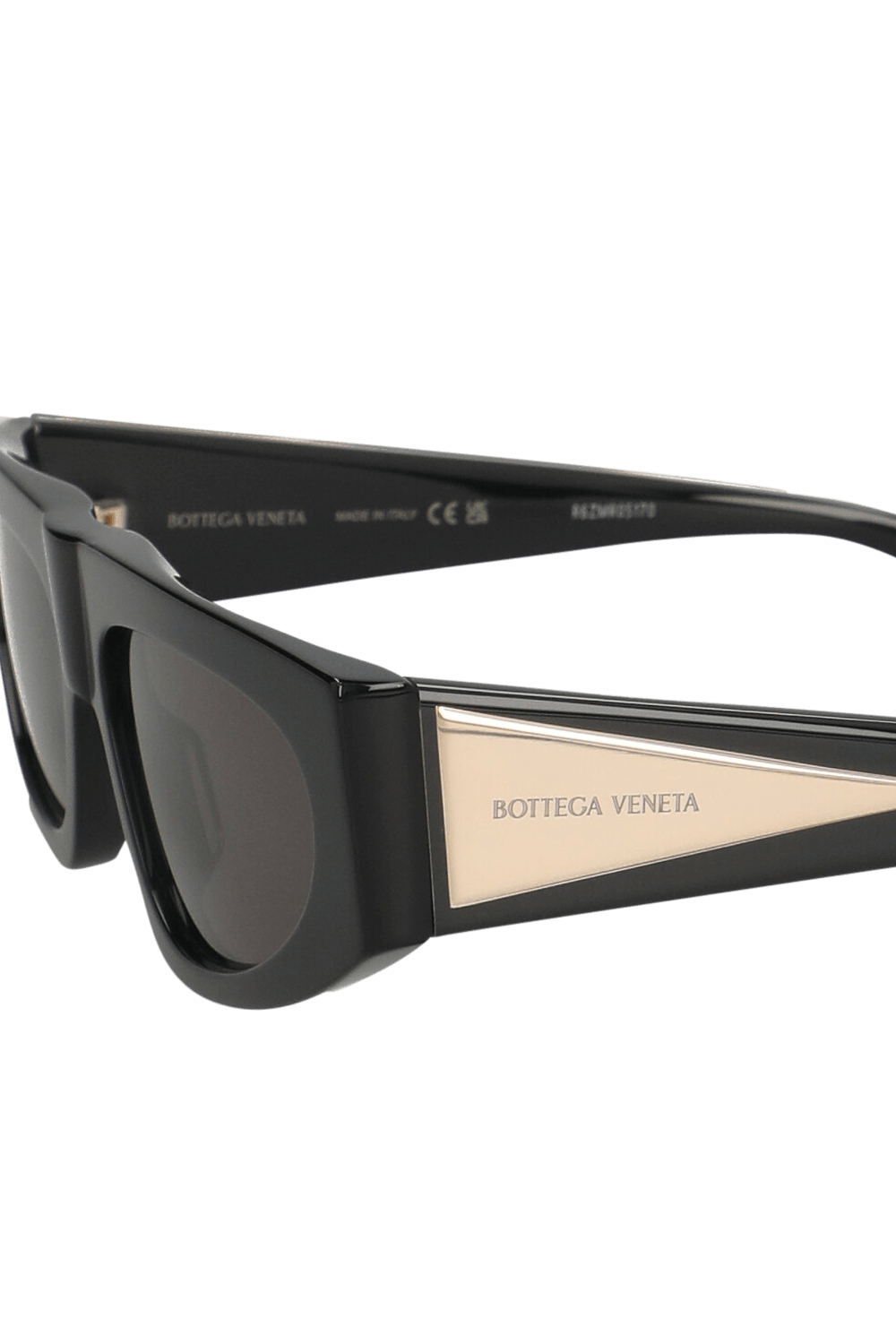 תמונת תקריב של משקפי שמש BOTTEGA VENETA