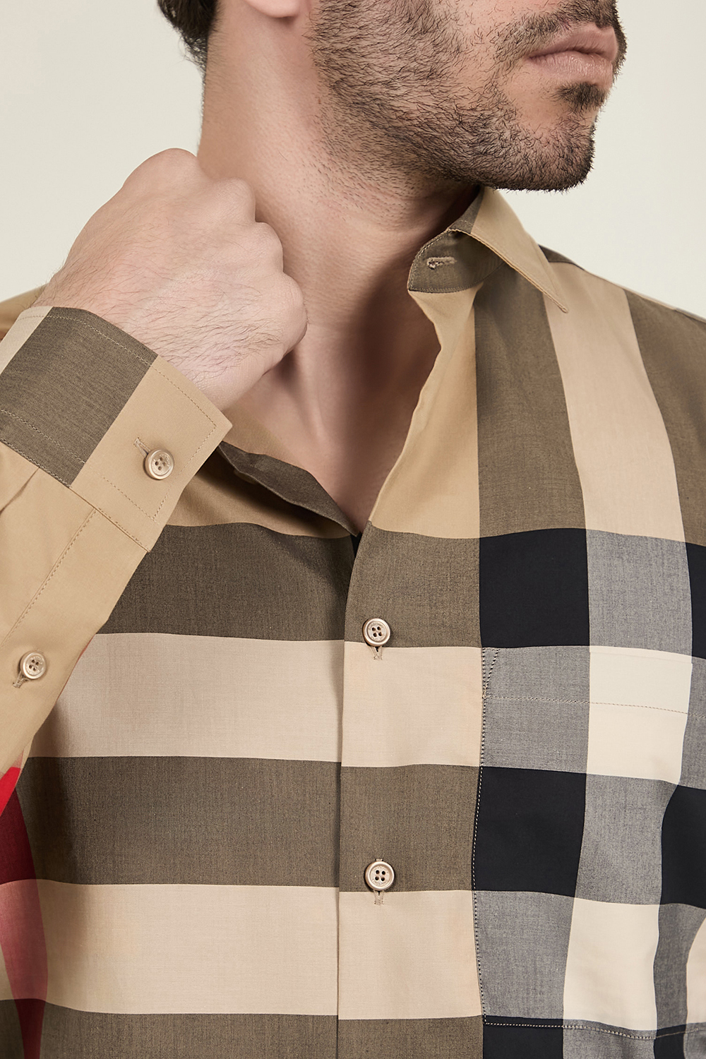 תמונת תקריב דוגמן של חולצת כפתורים סלים פיט BURBERRY