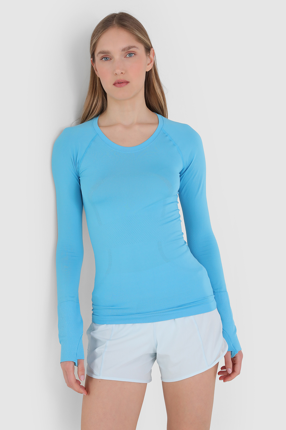 תמונת דוגמן קידמית של Swiftly Tech Long Sleeve Shirt 2.0