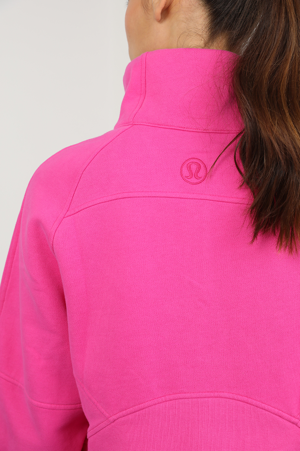 תמונת תקריב דוגמן של Scuba Oversized Funnel Neck