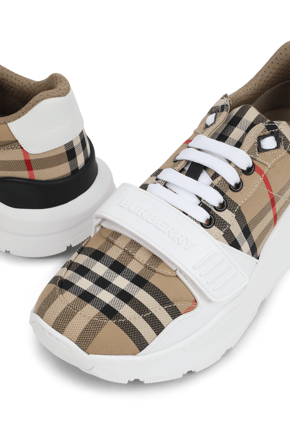 תמונת תקריב של נעלי סניקרס BURBERRY