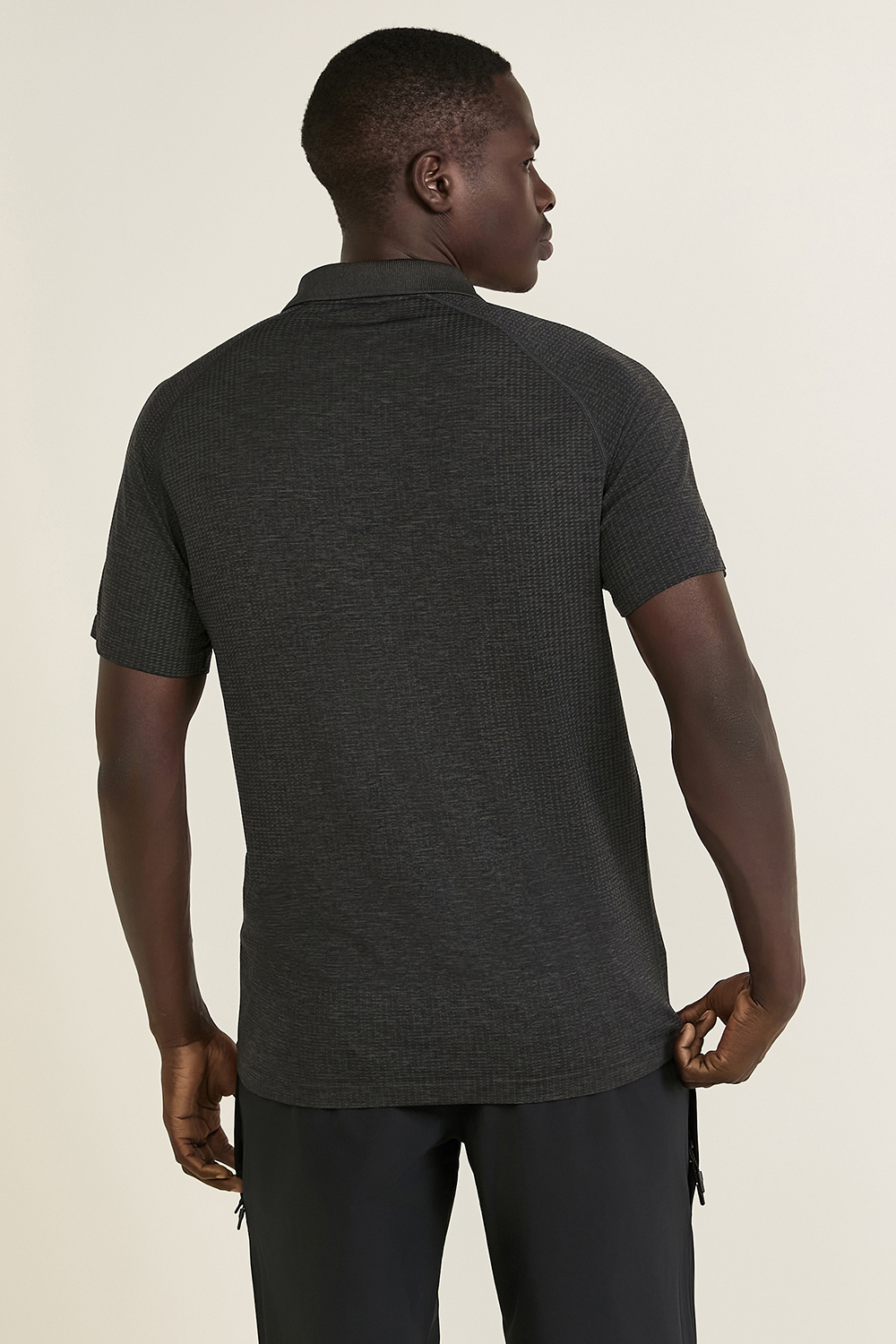 תמונת דוגמן אחורית של Metal Vent Tech Polo Shirt LULULEMON