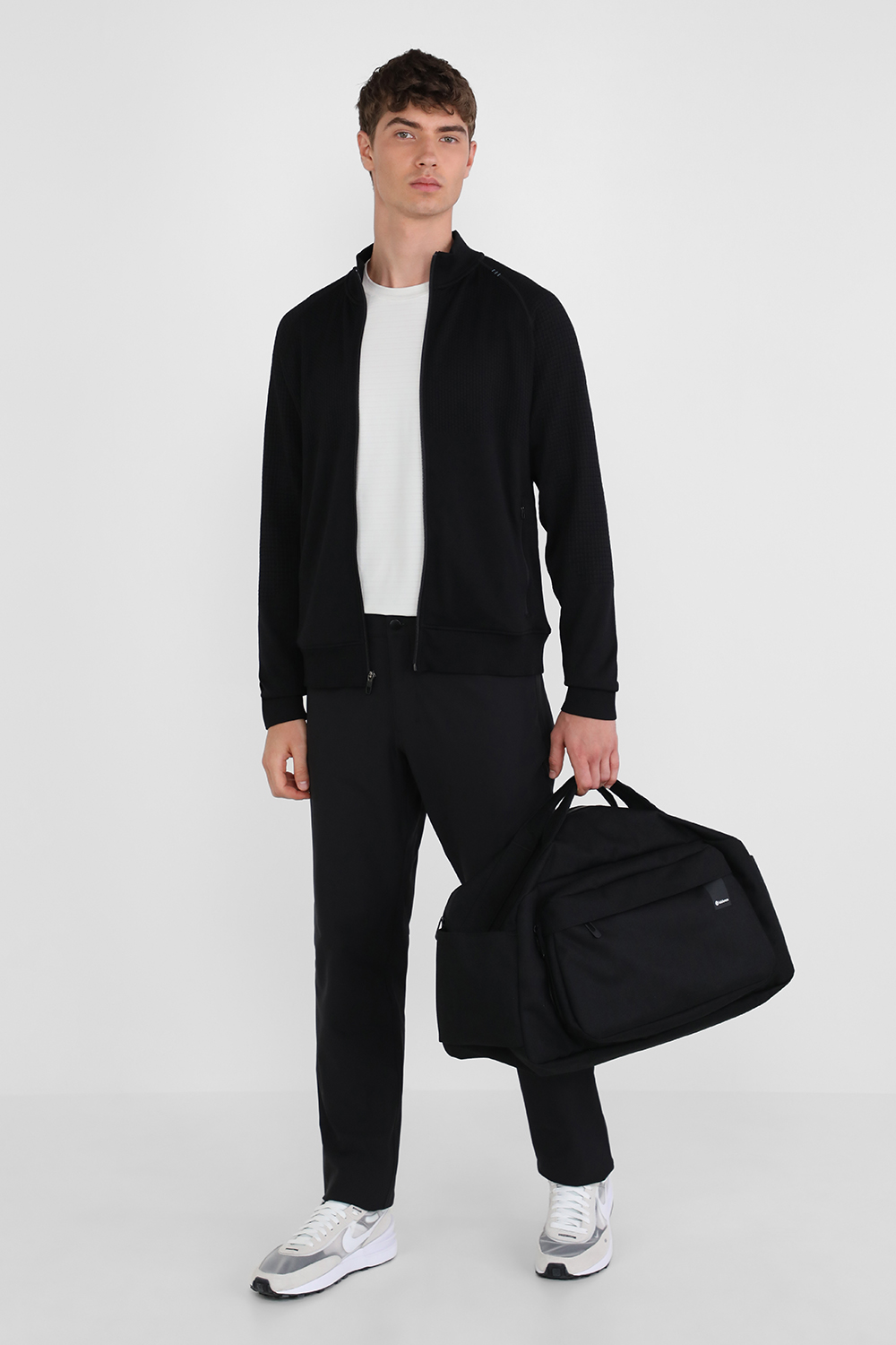 תמונת דוגמן קידמית של Command the Day Duffle Bag 40L LULULEMON