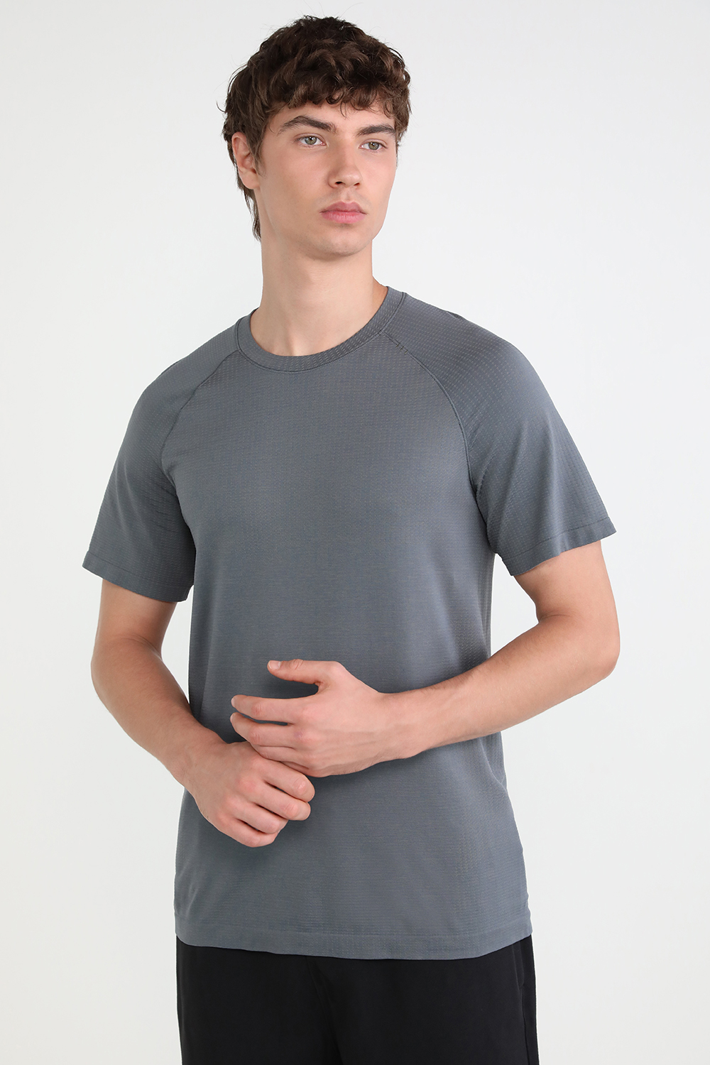 תמונת דוגמן קידמית של Metal Vent Tech Short Sleeve