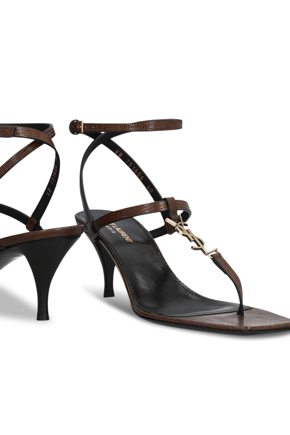תמונת תקריב של סנדלי עקב קסנדרה SAINT LAURENT