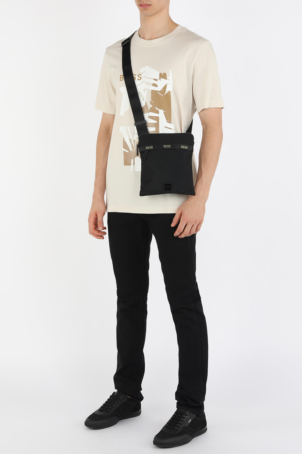תמונת דוגמן קידמית של Pixel Crosbody Bag in Black